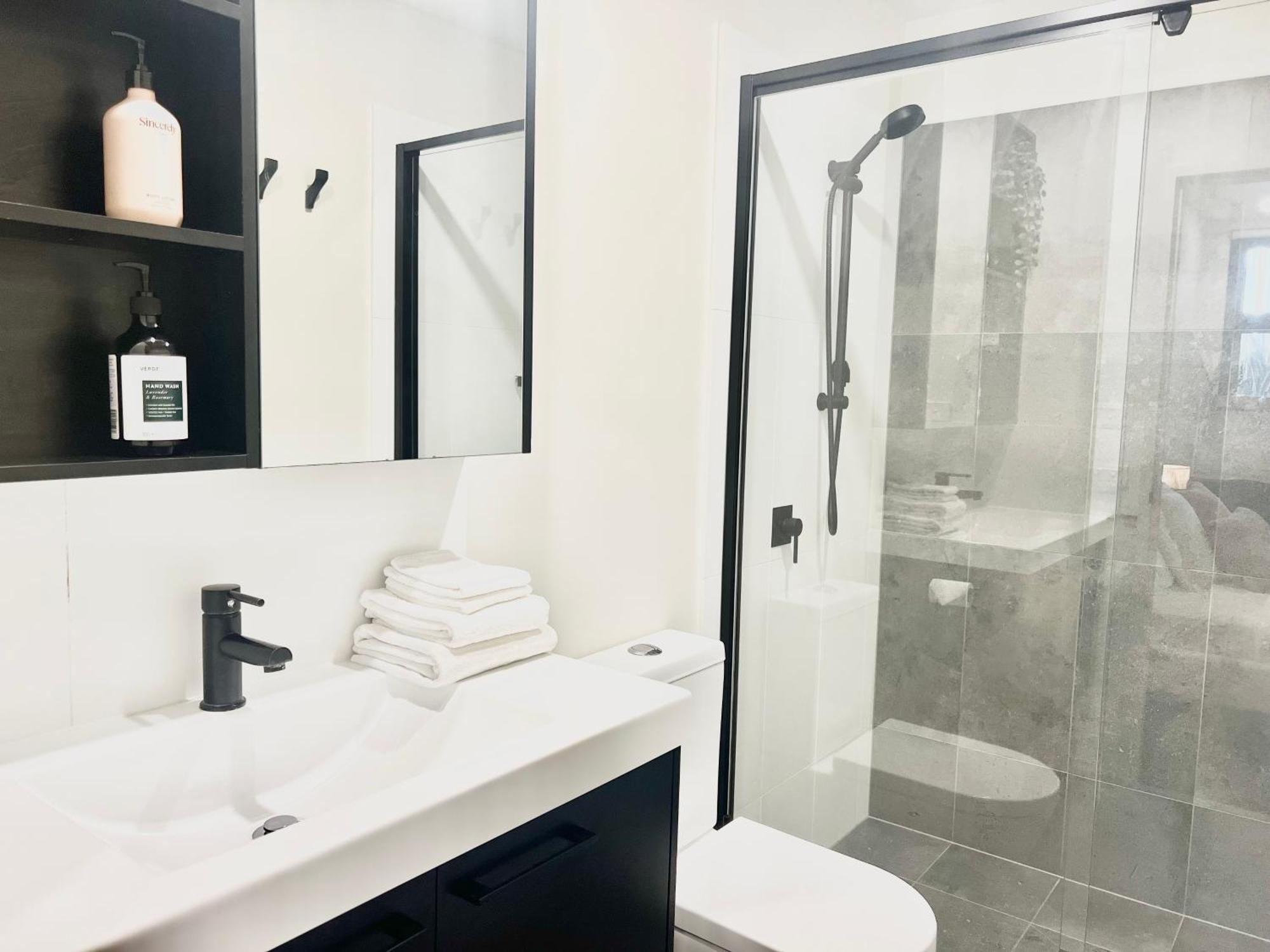 Apartment Harbour Towers, Newcastle's Elite Stays, Free Parking & Tram Access