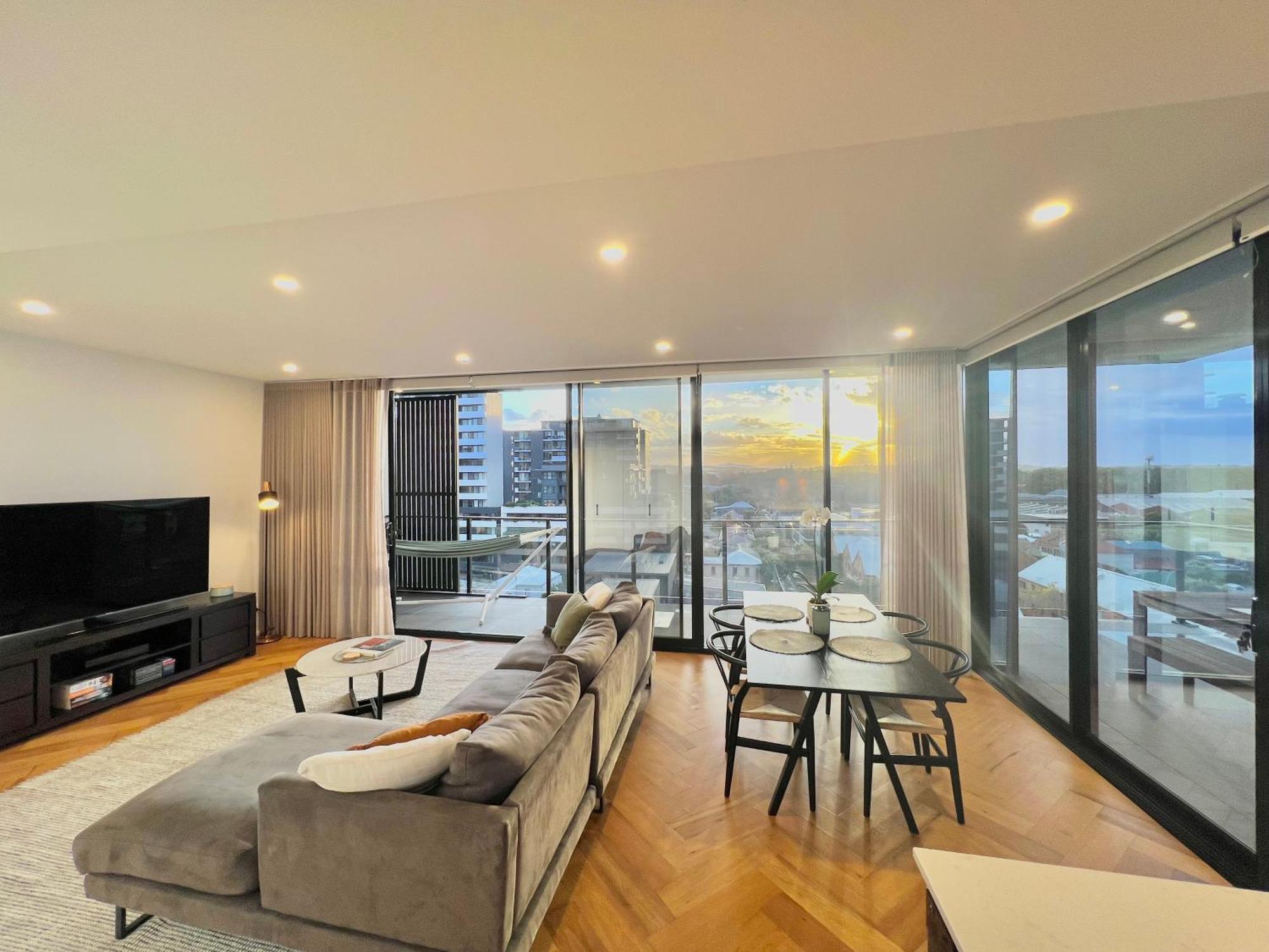 Harbour Towers, Newcastle's Elite Stays, Free Parking & Tram Access