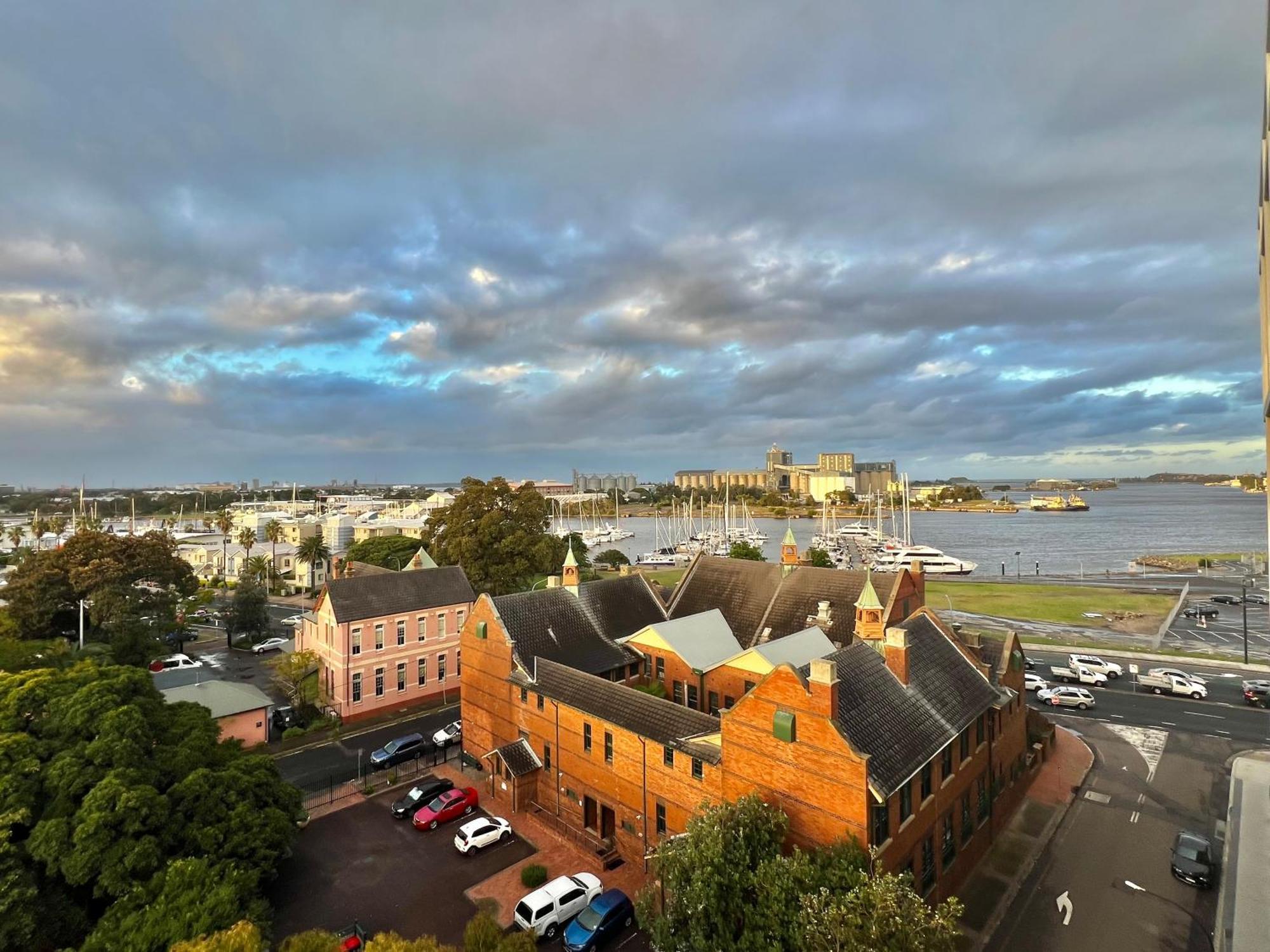 Apartment Harbour Towers, Newcastle's Elite Stays, Free Parking & Tram Access *