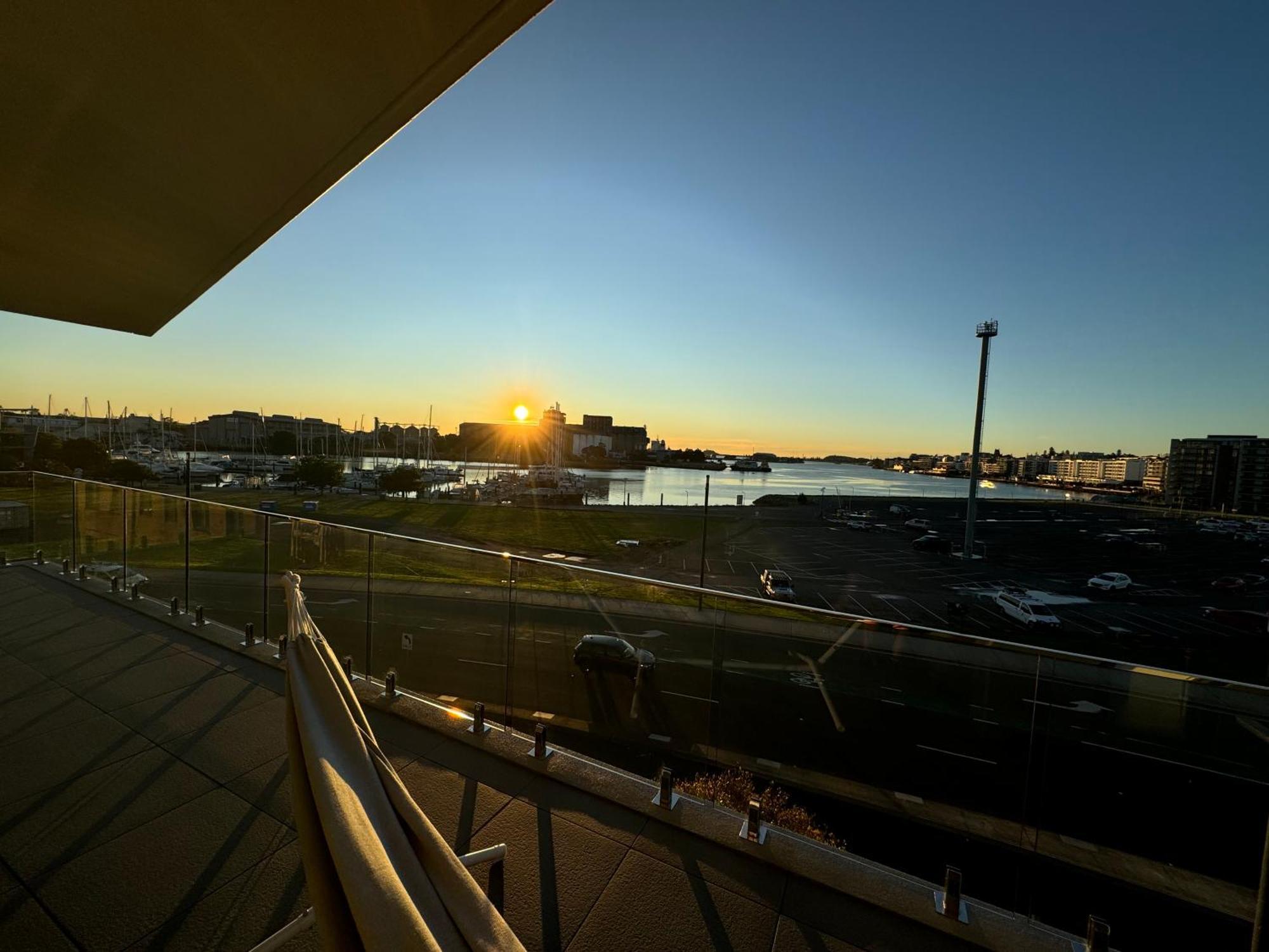 Harbour Towers, Newcastle's Elite Stays, Free Parking & Tram Access Apartment
